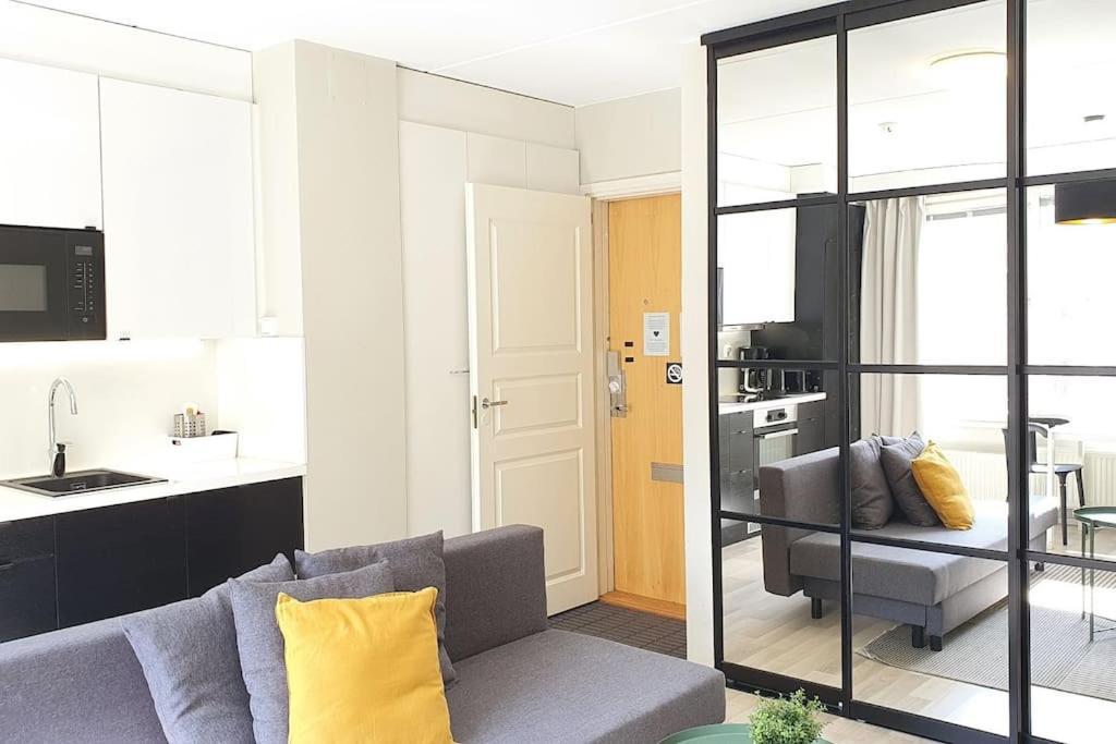 Modern One-Bedroom With Glazed Sun Balcony, 350M Metro Helsinki Exterior photo